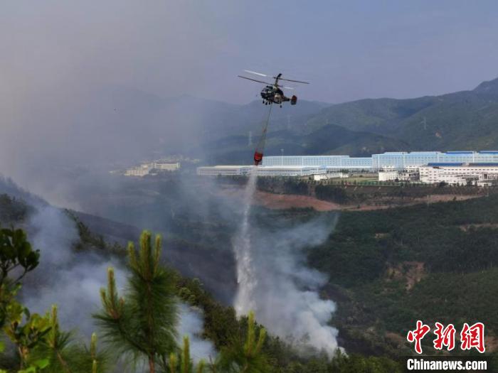 图为直升机空中吊水灭火。云南省森林消防总队供图
