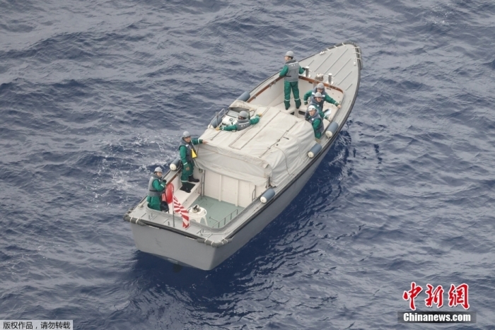 当地时间4月7日，日本海上自卫队的一艘船在冲绳县宫古岛附近海域搜寻失事的日本陆上自卫队直升机。据日本广播协会电视台报道，当地时间6日15时56分左右，一架日本陆上自卫队直升机在冲绳县宫古岛附近飞行时突然从雷达上消失，机上有10名乘员，包括日本陆上自卫队第8师团师团长坂本雄一。据日本防卫省消息，日本陆上自卫队幕僚长森下泰臣6日晚在记者会上表示，根据现场的迹象，判断失踪的直升机为失事。